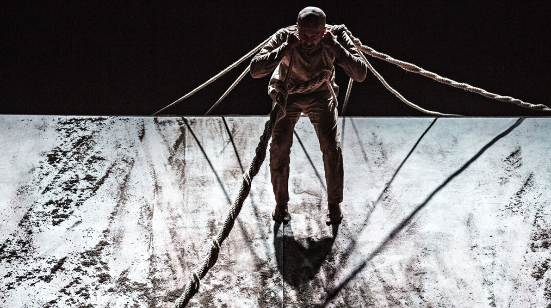 Ο «XENOS» του Άκραμ Καν στη Στέγη του Ιδρύματος Ωνάση ©Jean Louis Fernandez