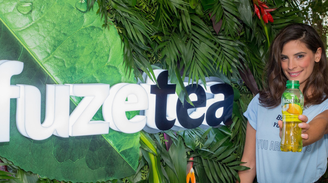 Η Χριστίνα Μπόμπα είναι το νέο πρόσωπο της καμπάνιας του FUZETEA σε Ελλάδα και Κύπρο
