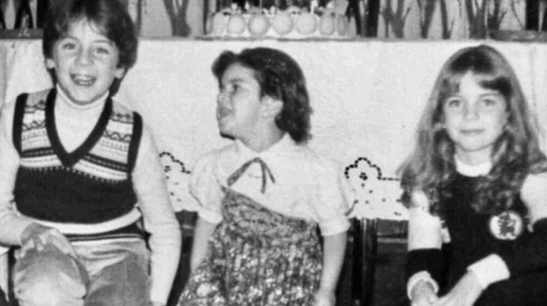Ο Γιώργος Μαζωνάκης με τις αδερφές του, Μαρία και Βάσω