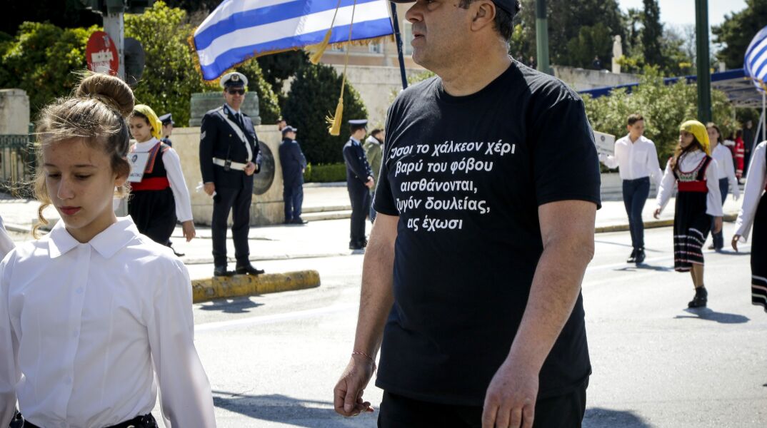 Ο δάσκαλος που κέρδισε τις εντυπώσεις στην παρέλαση 