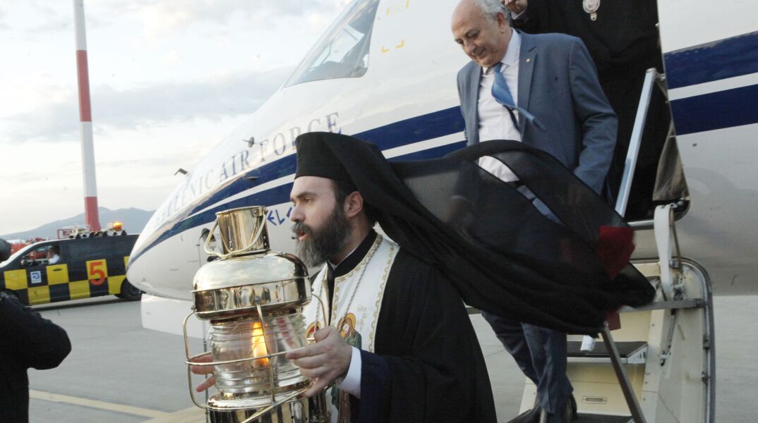 Με ειδικές πτήσεις μεταφέρεται το Άγιο Φως σε όλη την Ελλάδα 