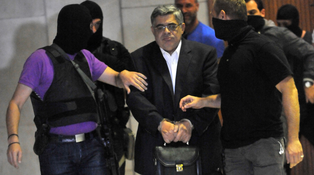 Ο Νίκος Μιχαλολιάκος οδηγείται στη φυλακή