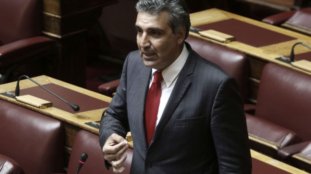 «Σχήμα λόγου» το «Να καεί η… Βουλή», λέει τώρα ο βουλευτής της Ένωσης Κεντρώων 