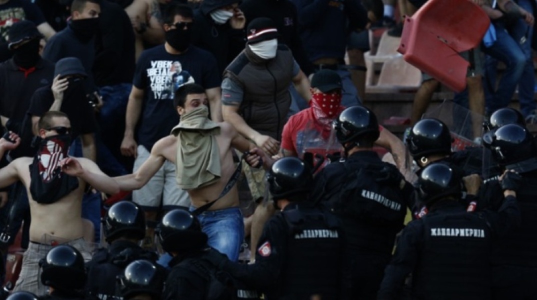 «Κάηκε» το Βελιγράδι σε επεισόδια χούλιγκανς, μάχη για τη ζωή δίνει ένας 29χρονος 