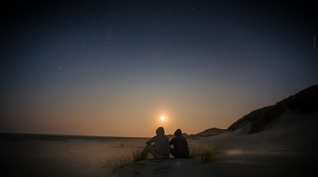 beach_break_couple_dark_evening_friends_holiday_sitting-983267.jpg