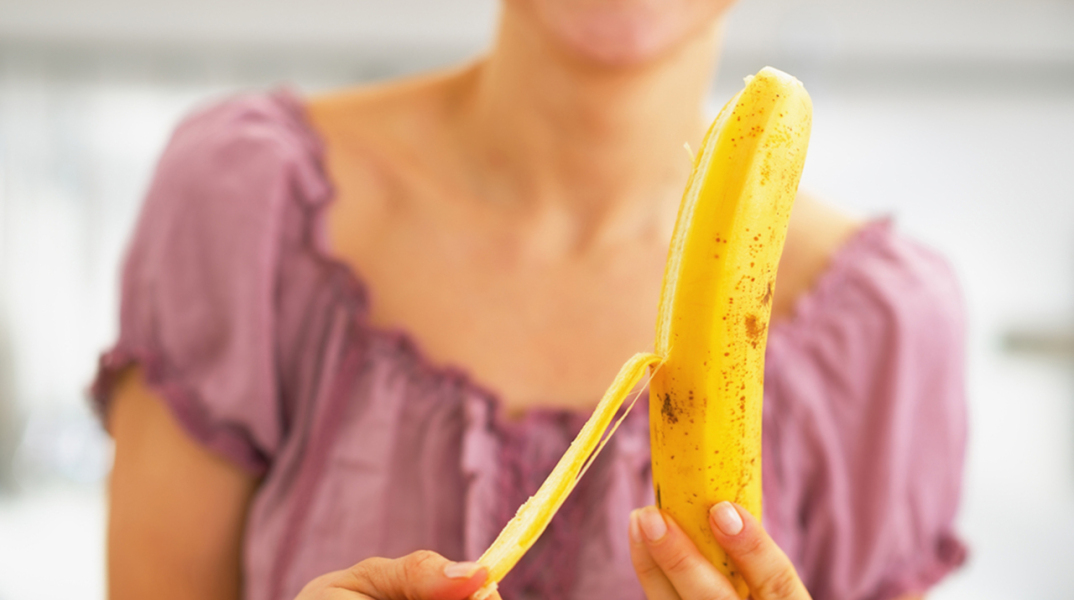 banana-woman-eat-stock-today-151006-tease_994014c3d4944eadd5edc6da5cde0d8c.jpg