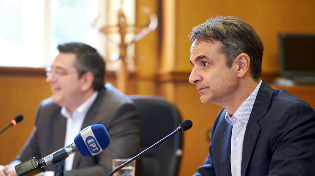 mitsotakis-tzitzi.jpg