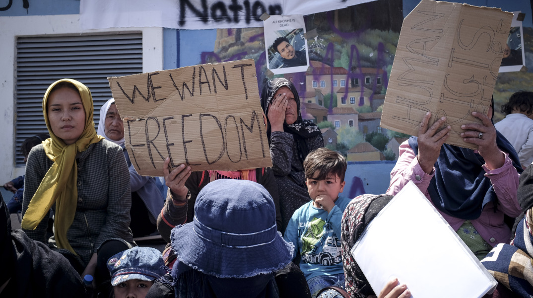 Σε οριακό σημείο τα ελληνικά νησιά λόγω προσφυγικού, λέει ο Associated Press 