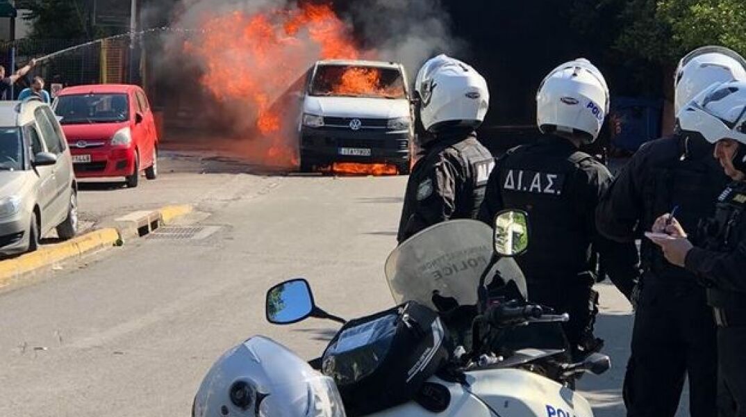 Το καμένο βαν, οι μολότοφ και οι φωτοβολίδες στο ΟΑΚΑ
