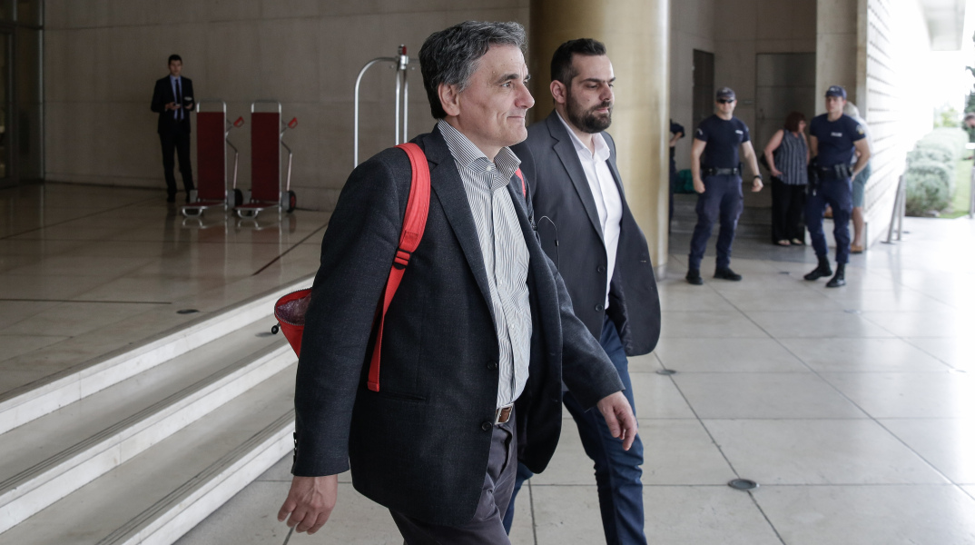 Μόνιμες μειώσεις φόρων από το 2019 υπόσχεται ο Τσακαλώτος 