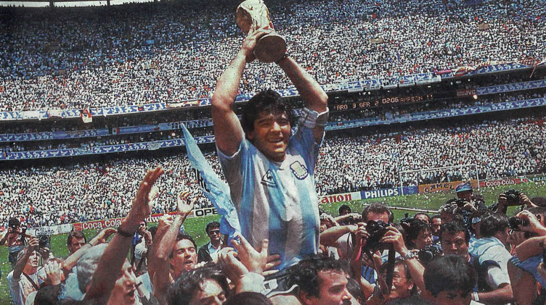 maradona_cup_azteca.jpg