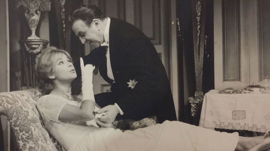 Κώστας Μουσούρης - Αλίκη Βουγιουκλάκη. Από την παράσταση Ο πρίγκηψ και η χορεύτρια του T. Rattigan Θέατρο Μουσούρη, 1960