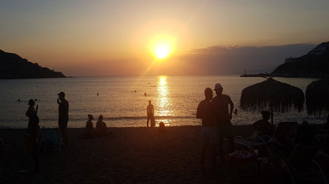 Ηλιοβασίλεμα στο Κίνι της Σύρου, 7/7/18 © Παναγής Παναγιωτόπουλος