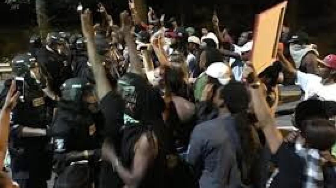 Συγκρούσεις στο Σικάγο μετά τη δολοφονία Αφροαμερικανού από αστυνομικούς 