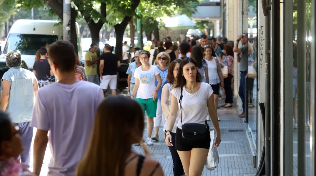 Guardian: Κανείς δεν πιστεύει ότι η Ελλάδα θα αποπληρώσει το χρέος της 