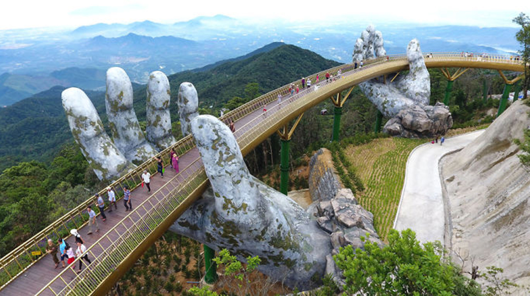 creative-design-giant-hands-bridge-ba-na-hills-vietnam-5b5ec9f07c1d1_700.jpg