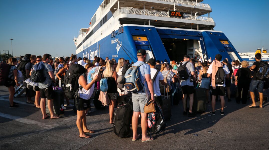 Αυξημένη η κίνηση στα λιμάνια, φεύγουν και οι τελευταίοι 