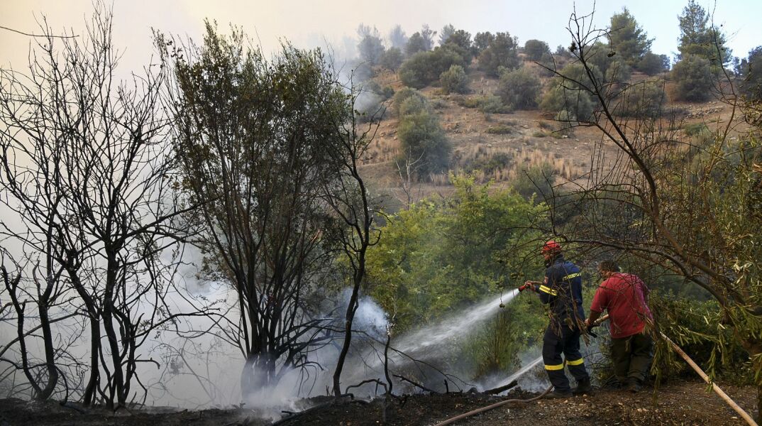 Επαφές του πρωθυπουργού με Σκουρλέτη και Αποστόλου για τη φωτιά στην Εύβοια 