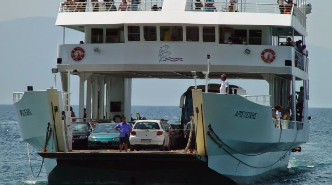 Εκατοντάδες αυτοκίνητα στην Αιδηψό για να περάσουν απέναντι στη Φθιώτιδα