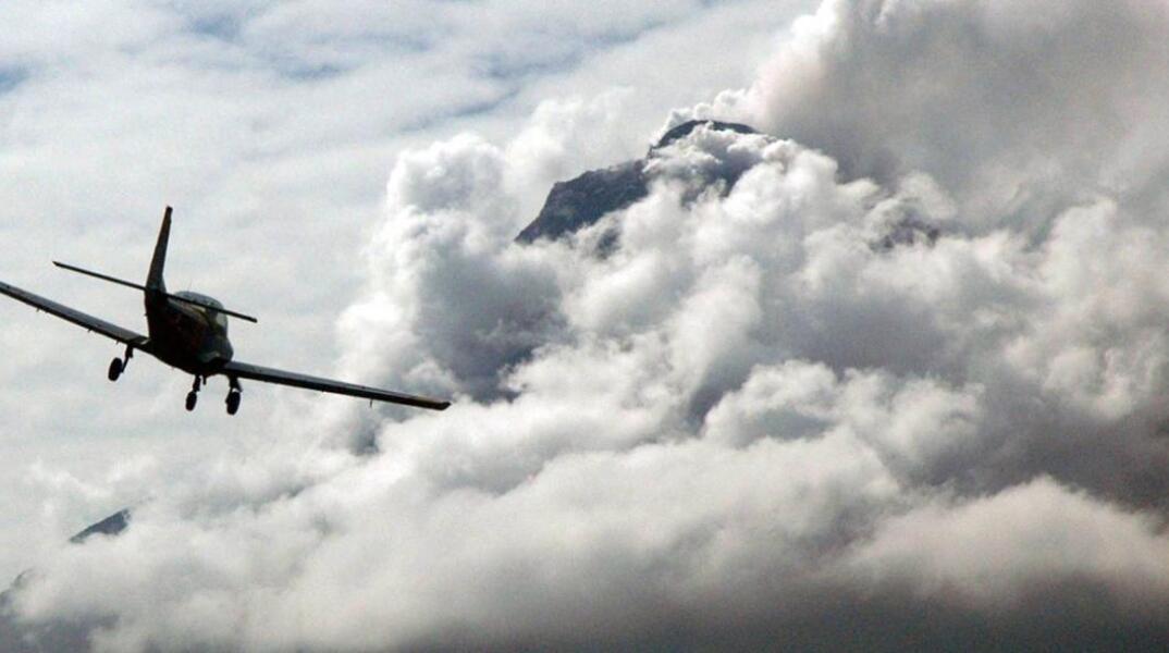 Συντριβή αεροσκάφους σε απομακρυσμένη περιοχή της Ινδονησίας με ένα διασωθέντα 