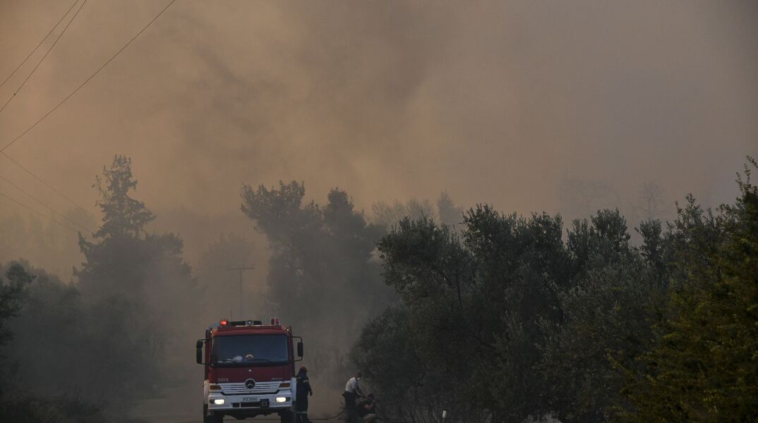 Έκλεισε η κυκλοφορία από και προς τη Βόρεια Εύβοια, λόγω της φωτιάς 
