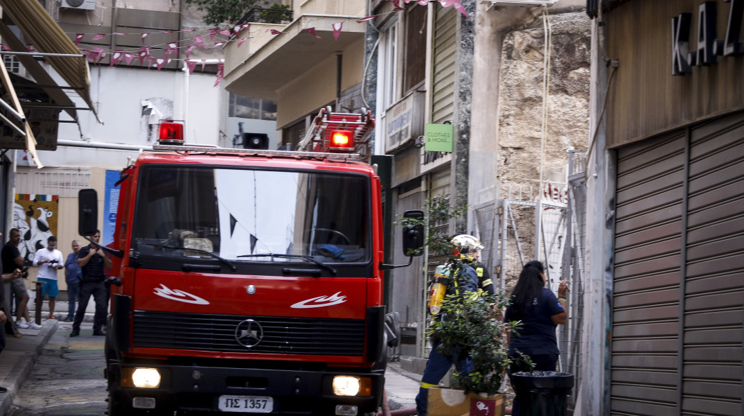Υπό έλεγχο η φωτιά σε κτίριο στο Μοναστηράκι, στη Βορέου 