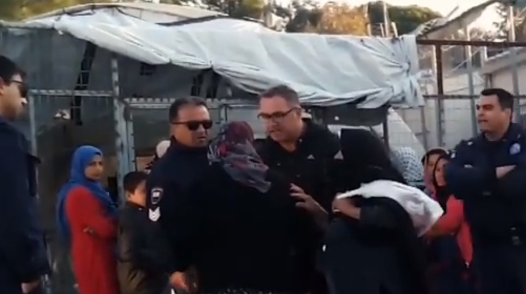 Το βίντεο της ντροπής στη Μόρια, με αστυνομικό να βρίζει χυδαία ηλικιωμένη πρόσφυγα