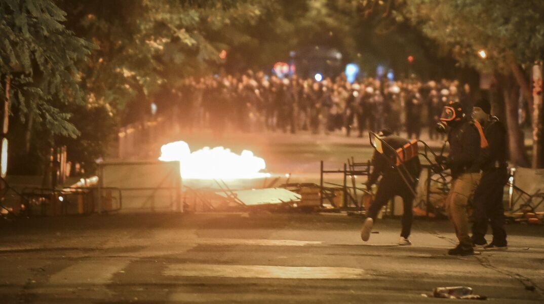 Επεισόδια τώρα στα Εξάρχεια 