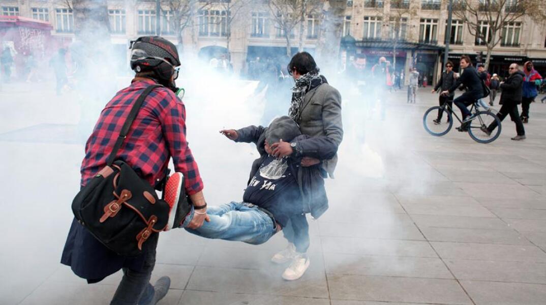 Μια νεκρή στη Γαλλία στη διάρκεια επεισοδίων σε διαδήλωση 