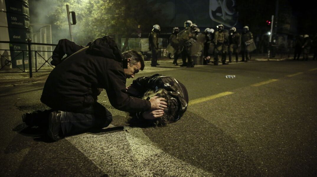 Οκτώ προσαγωγές έξω από τη ΓΑΔΑ 