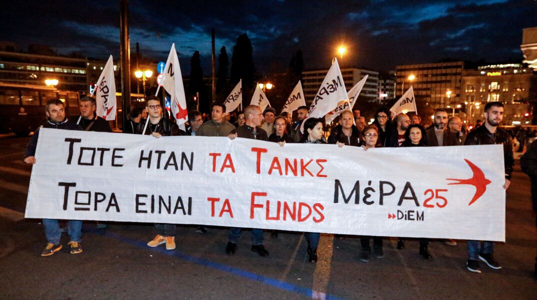 Τουίτ του Γιάνη Βαρουφάκη από την πορεία για το Πολυτεχνείο 