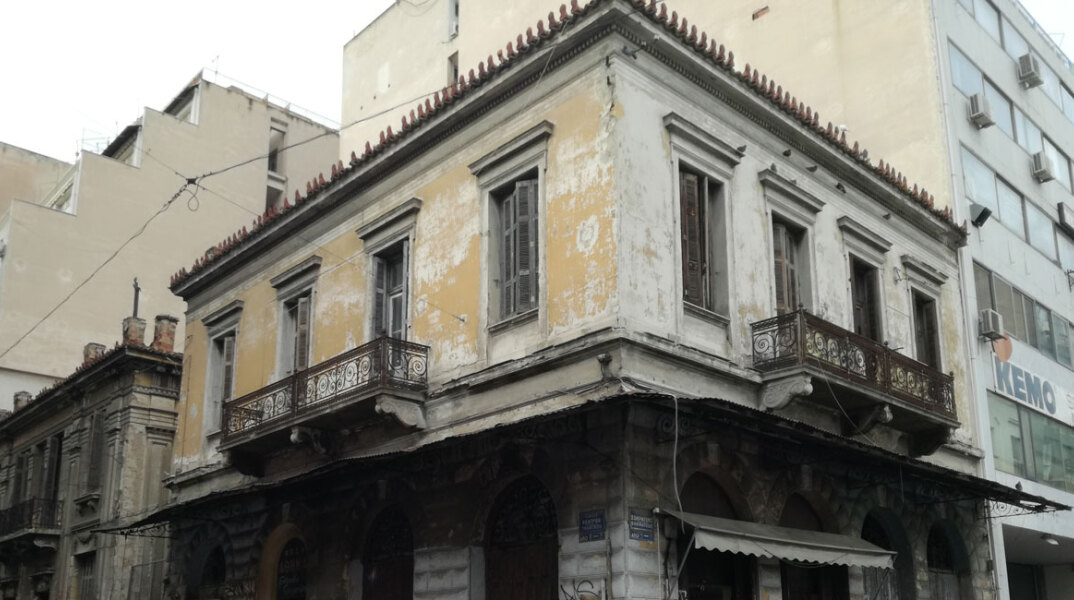 Γεράνι, γωνία Θεάτρου 2 και Σωκράτους 9