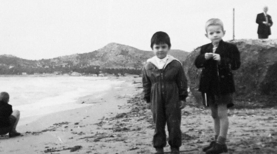 Ο Απόστολος Δοξιάδης (αριστερά) με τον Αρίστο Δοξιάδη, παιδάκια
