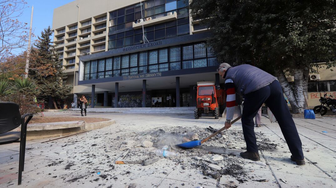 Αν εφαρμοζόταν το πόρισμα Παρασκευόπουλου, δεν θα είχε καεί το ΑΠΘ, υποστηρίζει το υπ. Προστασίας του Πολίτη 