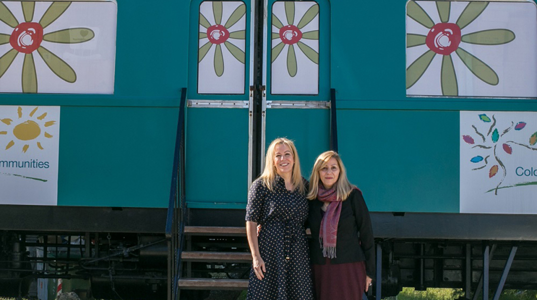 Η Marketing & Communications Manager της Sarkk, Συλβή Γερογιάννη μαζί με την Αναστασία Κατσιλιέρη, Διευθύντρια Παιδικής Προστασίας στο Χατζηκυριάκειο Ίδρυμα.