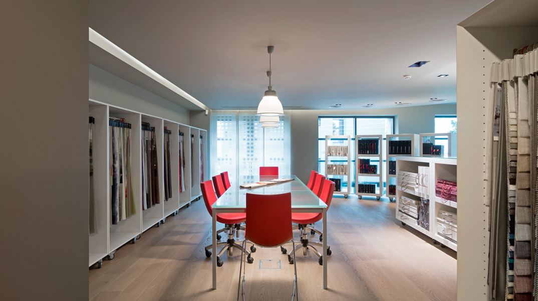 Ο όροφος δειγματισμού υφασμάτων επίπλωσης και κουρτινών