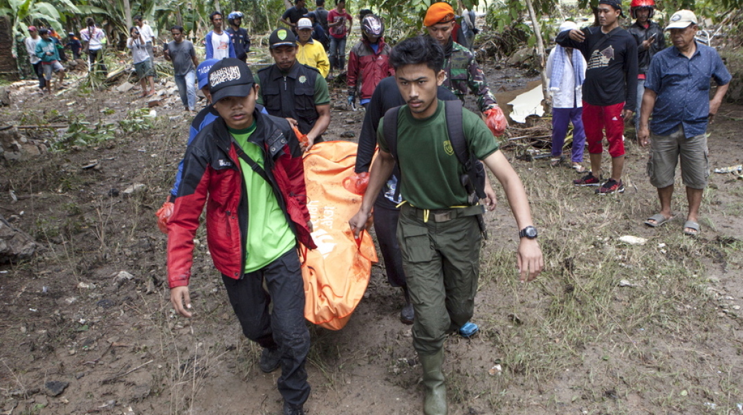 Στους 373 οι νεκροί από το τσουνάμι στην Ινδονησία 