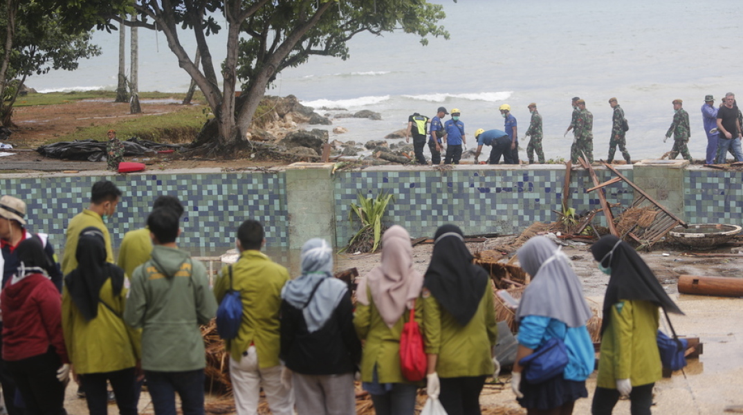 Ινδονησία: Ώρες αγωνίας στο «Δακτυλίδι της Φωτιάς»