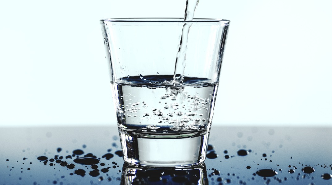 Πόσα ποτήρια νερό πρέπει να πίνουμε καθημερινά;