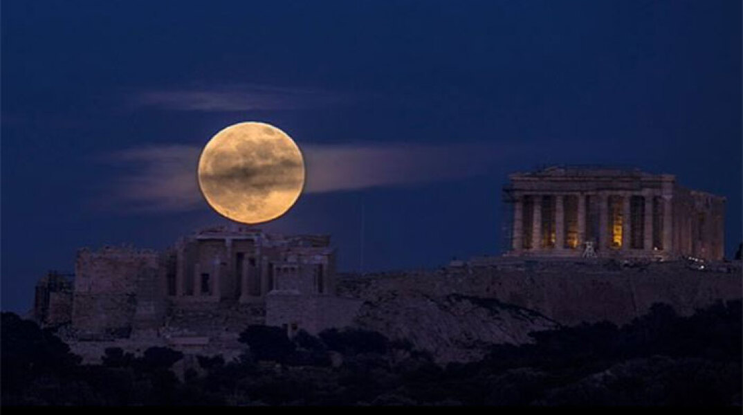 Πανσέληνος δίπλα στον Παρθενώνα