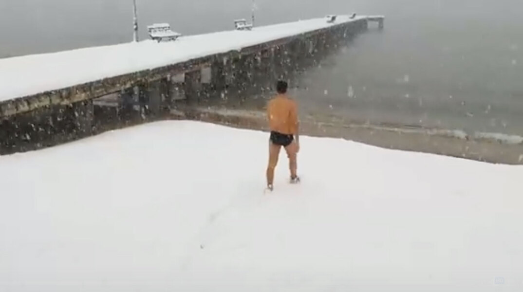 Βουτιά εν μέσω χιονόπτωσης