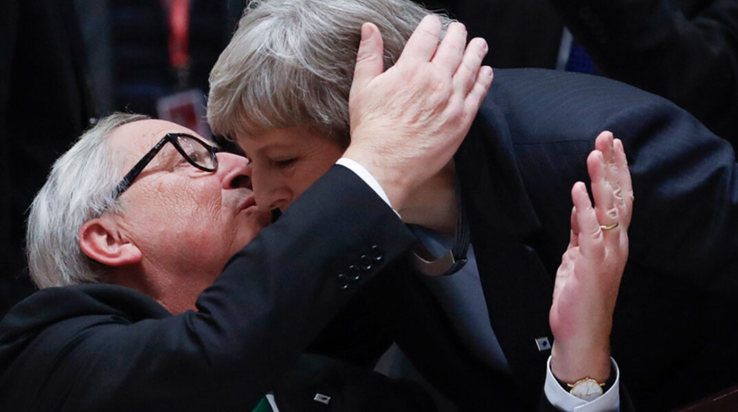 Ζαν-Κλοντ Γιούνκερ και Τερέζα Μέι