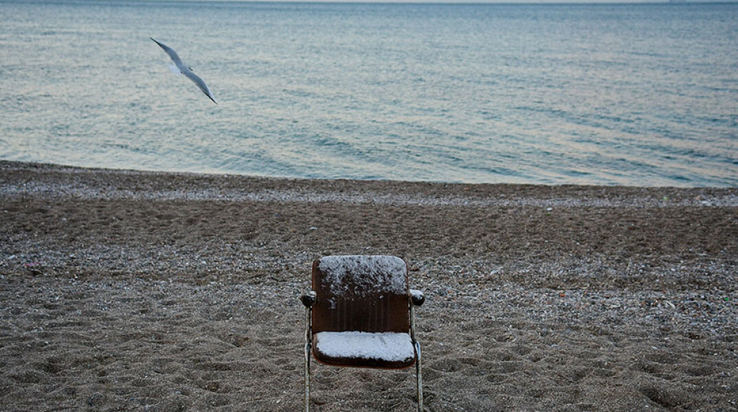 Παλαιό Φάληρο: Το χιόνι έφθασε στην παραλία