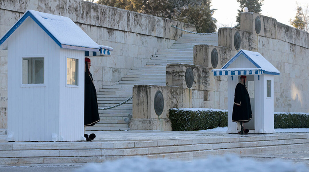 Εύζωνες στο μνημείο του στον Άγνωστου Στρατιώτη 