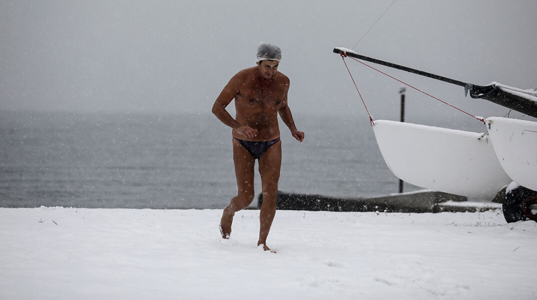 Κολυμβητής τρέχει στα χιόνια και βουτά στη θάλασσα