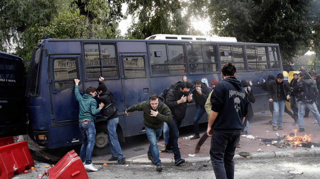 ekpaideytikoi-entasi