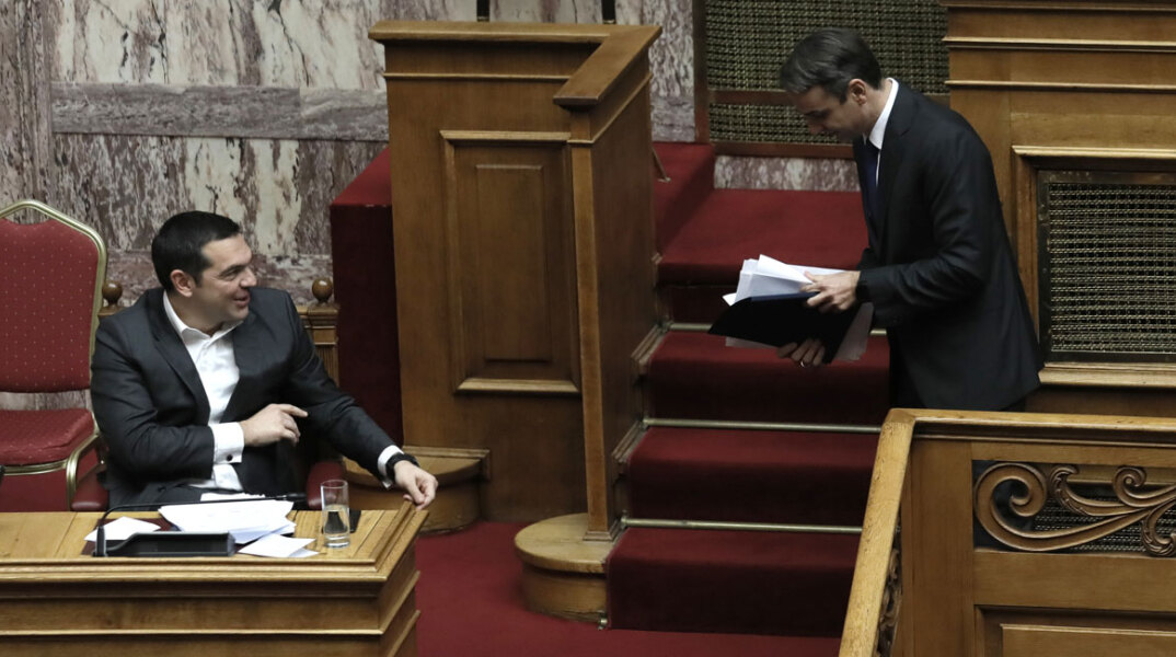 Το απρόοπτο Τσίπρα-Μητσοτάκη στη Βουλή