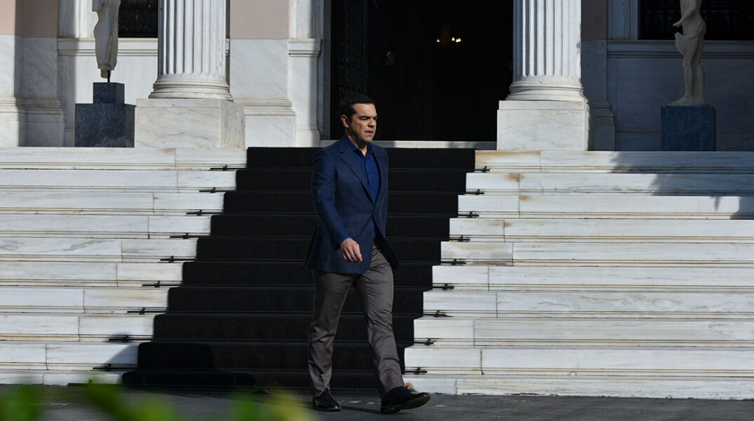 Ο Αλέξης Τσίπρας στην είσοδο του Μεγάρου Μαξίμου