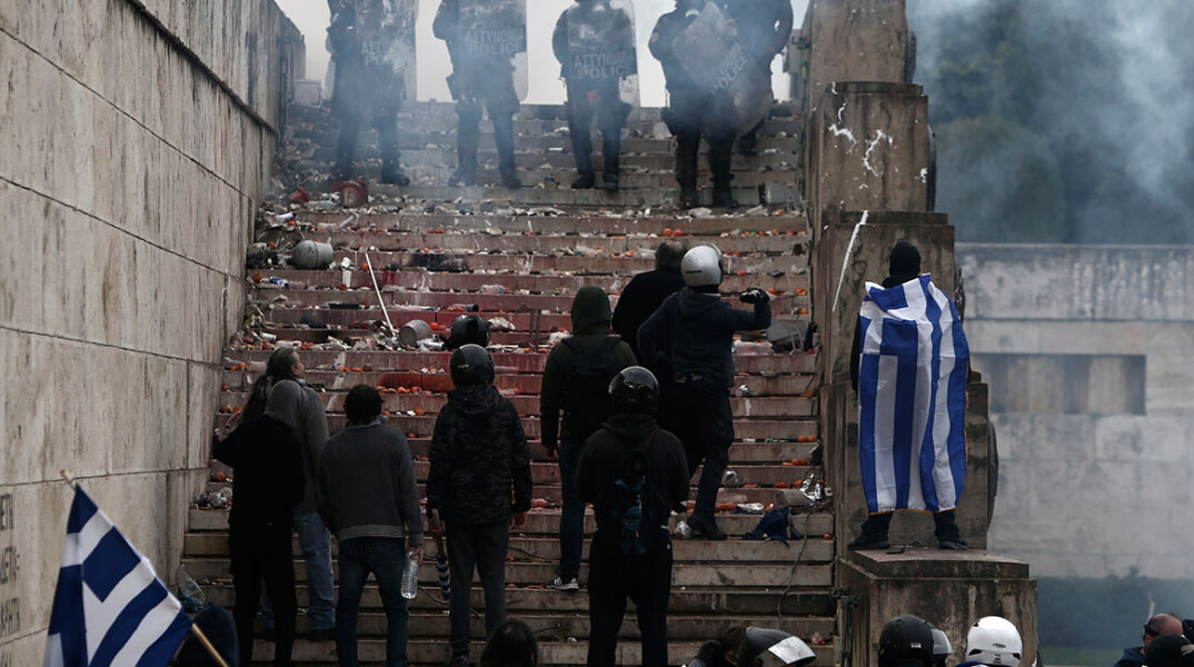 Επεισόδια στο συλλαλητήριο μπροστά από τη Βουλή