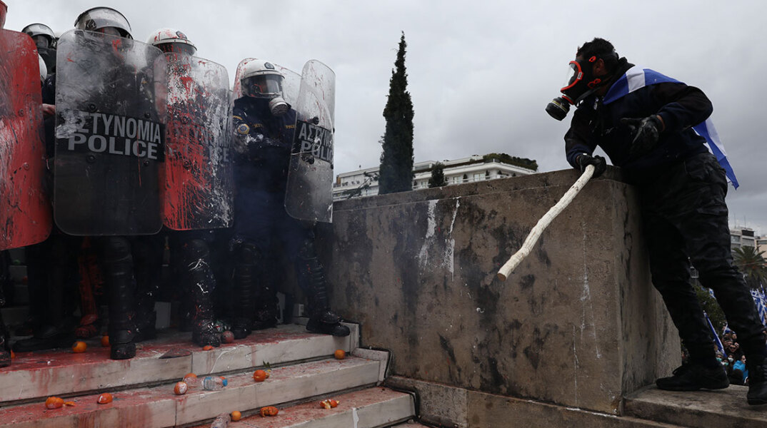 Επεισόδια στο συλλαλητήριο μπροστά από τη Βουλή